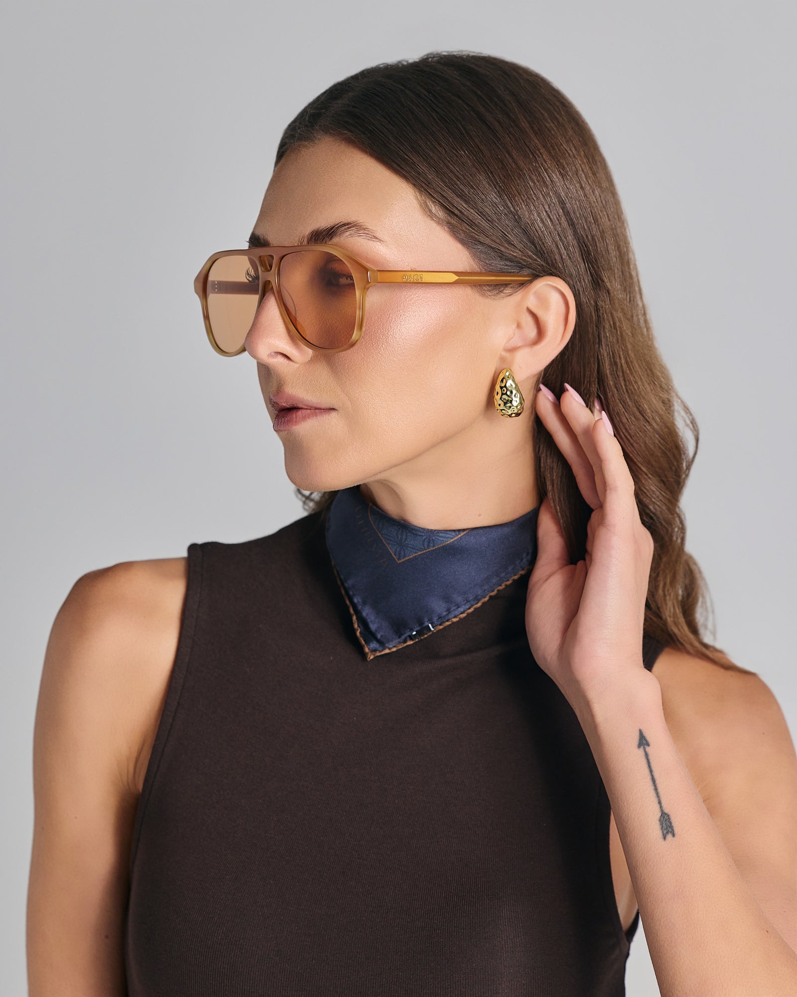 SERIFOS IN MARBLE AMBER WITH POTTERY BROWN LENSES