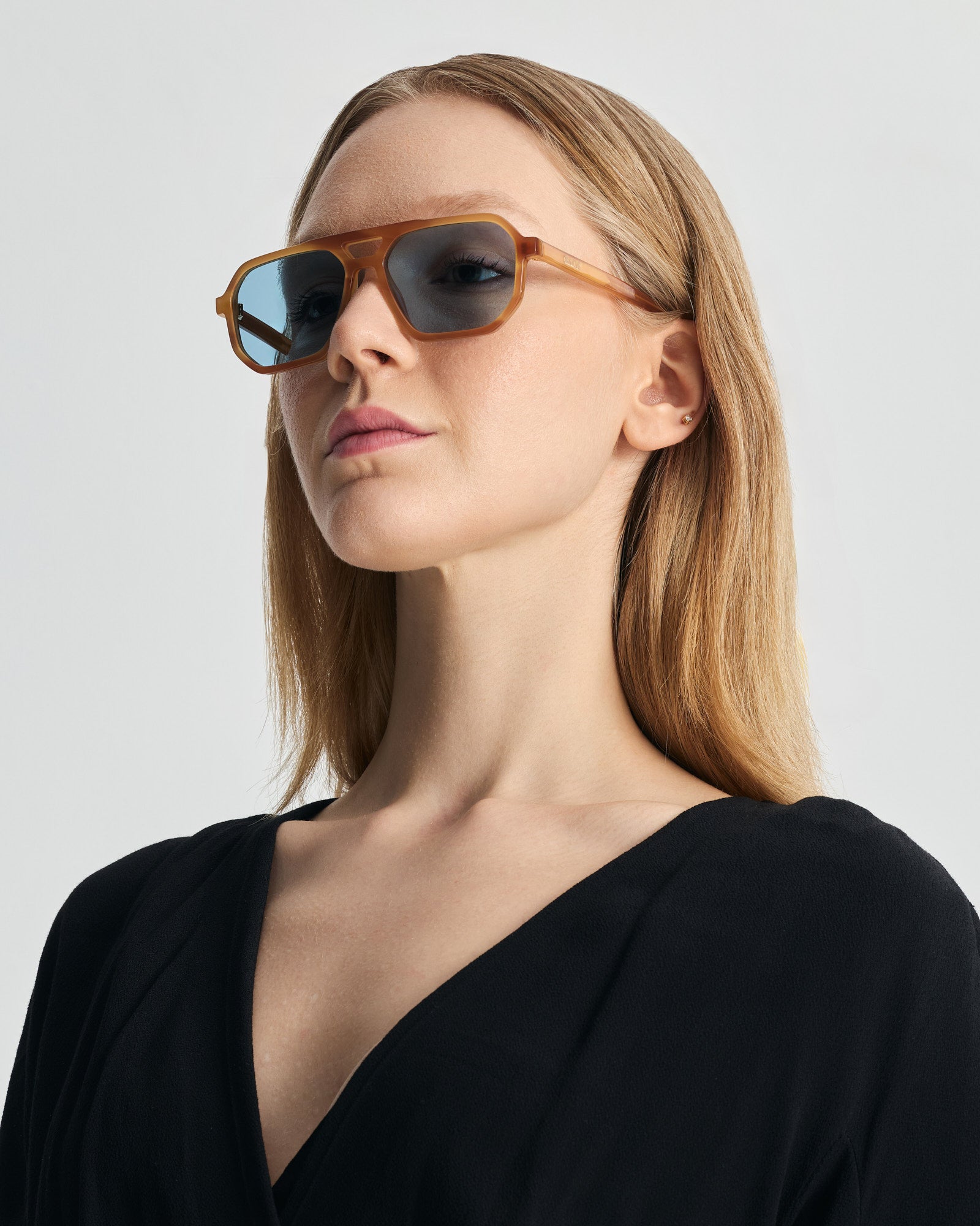 KYTHNOS IN MARBLE AMBER WITH KYANO BLUE LENSES